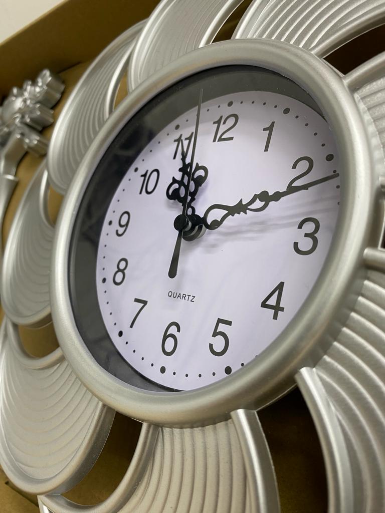 Reloj Decorativo Con Jarrones De Flores